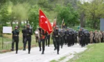 Kırıkkale'de özel gereksinimli bireyler temsili askerlik töreninde asker üniformalarıyla gururla duruyor.
