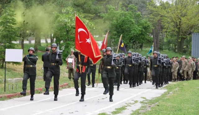 Kırıkkale'de özel gereksinimli bireyler temsili askerlik töreninde asker üniformalarıyla gururla duruyor.