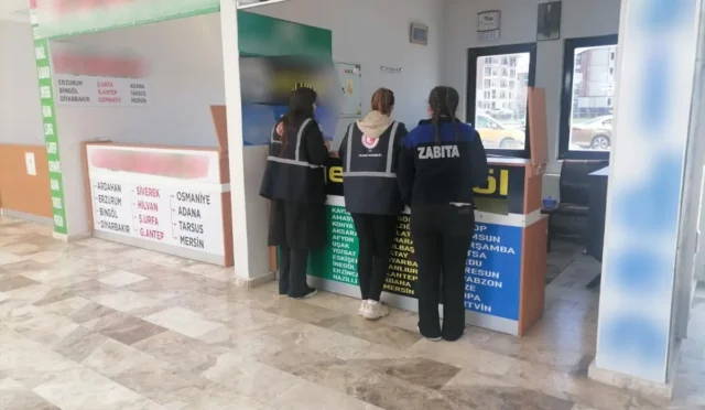 Kars'ta otobüs firmalarına bayram öncesi denetim yapılıyor, bilet fiyatları kontrol ediliyor.