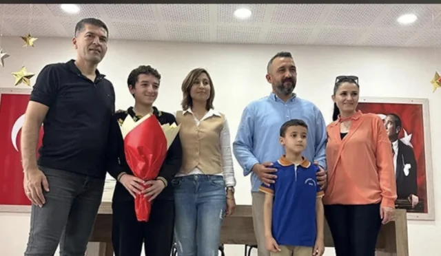 7. sınıf öğrencisi Ali Çağan Tunç imza gününde romanını imzalarken