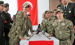 Kars'ta Engelliler Haftası kapsamında düzenlenen törende asker üniformalı özel bireyler yemin ediyor.