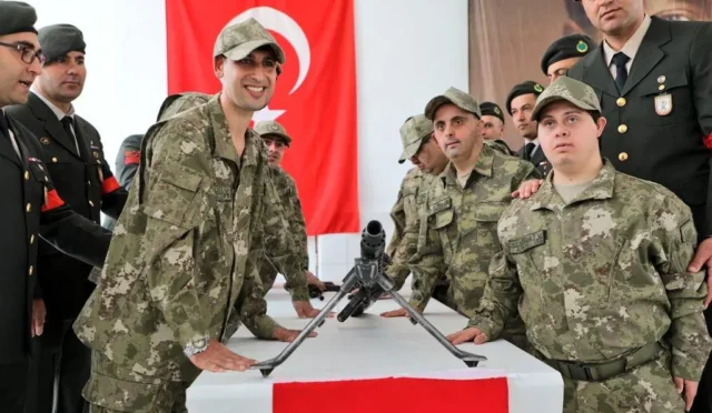 Kars'ta Engelliler Haftası kapsamında düzenlenen törende asker üniformalı özel bireyler yemin ediyor.