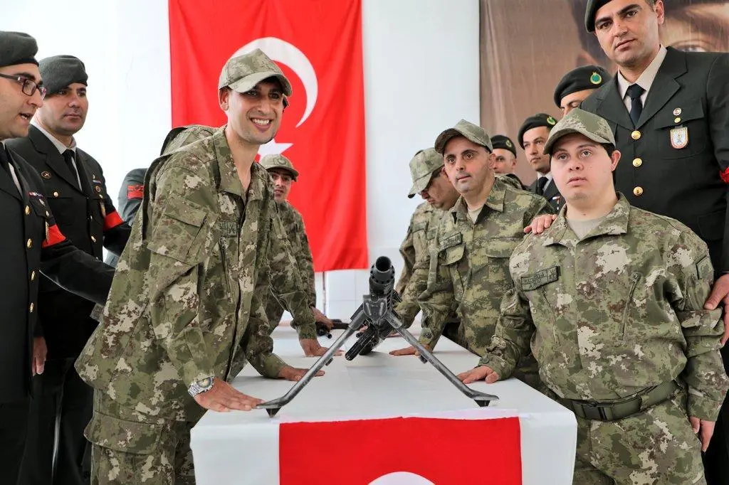 Kars’ta Engelliler Haftası’nda Duygusal Anlar: Özel Bireyler Asker Yemin Etti, Vali ile Yemekte Buluştu