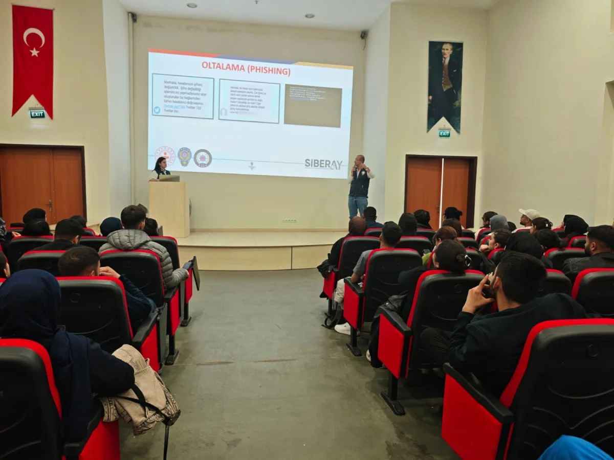 Kafkas Üniversitesi’nde Siber Güvenlik Rüzgarı: 200 Öğrenciye Dijital Tehditlere Karşı Bilgilendirme