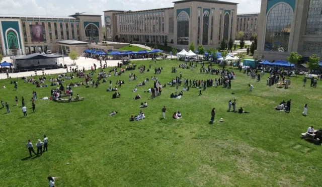 Ankara Hacı Bayram Veli Üniversitesi bahar şenliği kapsamında öğrenciler müzik dinletisi ve sportif aktivitelerle eğleniyor.
