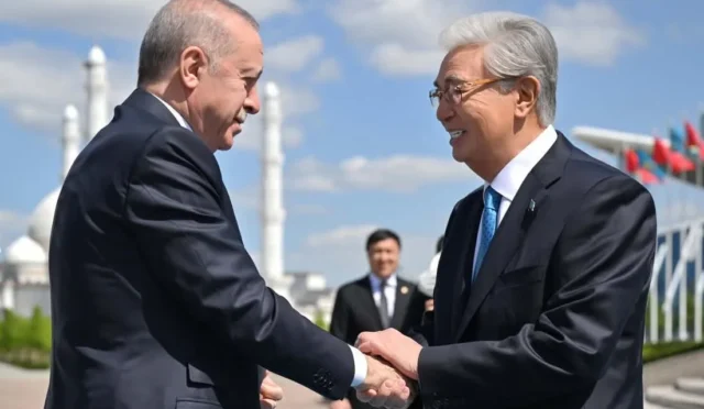 Eğitimci-Yazar Murat Anar'ın Kazakistan üzerine analizini gösteren görsel
