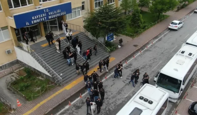 Yasa dışı bahis operasyonunda tutuklanan şüpheliler ve ele geçirilen paralar