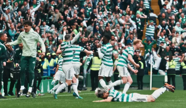 İskoçya Premiership'te Celtic ve Hearts arasındaki şampiyonluk maçı sonrası Celtic oyuncuları büyük sevinç yaşıyor.