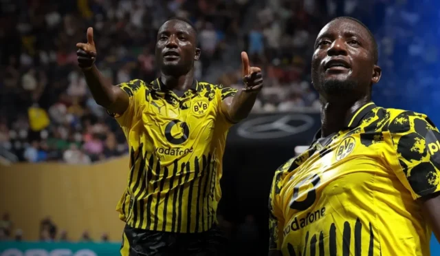 Fenerbahçe Başkanı Sadettin Saran'ın Stuttgartlı golcü Serhou Guirassy ile transfer görüşmesi yaptığı görsel