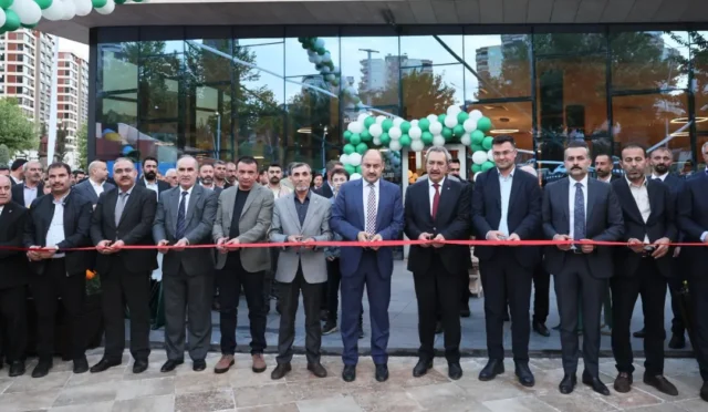 Şanlıurfa Büyükşehir Belediye Başkanı Mehmet Kasım Gülpınar, glutensiz kafe açılışında konuşma yapıyor.