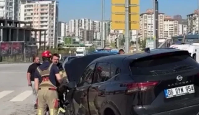Etimesgut'ta meydana gelen trafik kazasında çarpışan otomobiller ve yaralılar