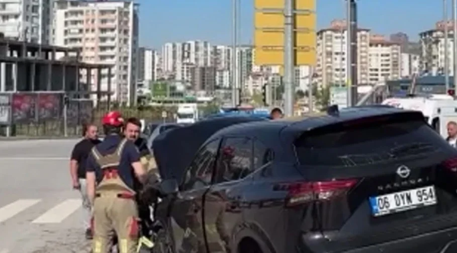 Etimesgut’ta Feci Kaza: Eğitim Aracı ile Otomobil Çarpıştı, 2 Yaralı