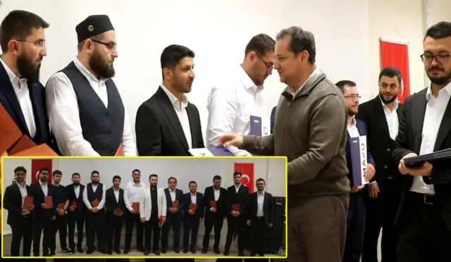 MAKÜ'de Kıraat-ı Aşere eğitimini tamamlayan 11 hafız icazet belgelerini alırken