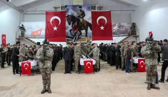 Erzurum'da düzenlenen temsili askerlik töreninde engelli vatandaşlar üniformalarıyla gururla duruyor.