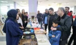 Kars Valisi Ziya Polat, gençlerin el sanatları ve tasarım ürünlerinden oluşan sergisini inceliyor.