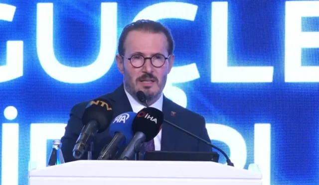 Sağlık Bakan Yardımcısı Şuayip Birinci, sağlıkta dijitalleşme konulu zirvede konuşuyor.