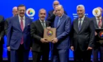Cumhurbaşkanı Recep Tayyip Erdoğan, Elazığ Ticaret ve Sanayi Odası Başkanı İdris Alan'a Hizmet Şeref Belgesi takdim ediyor.