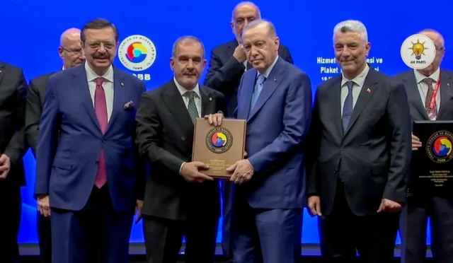 Cumhurbaşkanı Recep Tayyip Erdoğan, Elazığ Ticaret ve Sanayi Odası Başkanı İdris Alan'a Hizmet Şeref Belgesi takdim ediyor.