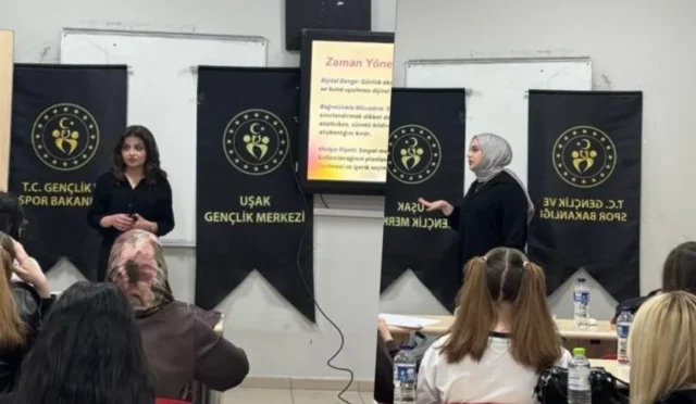 Uşak'ta düzenlenen dijital medya okuryazarlığı eğitiminden bir kare