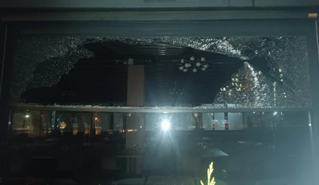 Çorum'da daha önce de saldırıya uğrayan bir restorana gece yarısı silahlı saldırı düzenlendiği anı gösteren görsel
