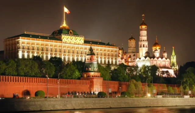Vladimir Putin ve Xi Jinping'in tokalaşma pozu