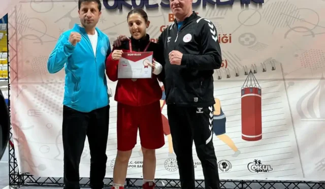 Karslı boksör Ebrar Kavak Türkiye şampiyonası madalyasıyla seviniyor