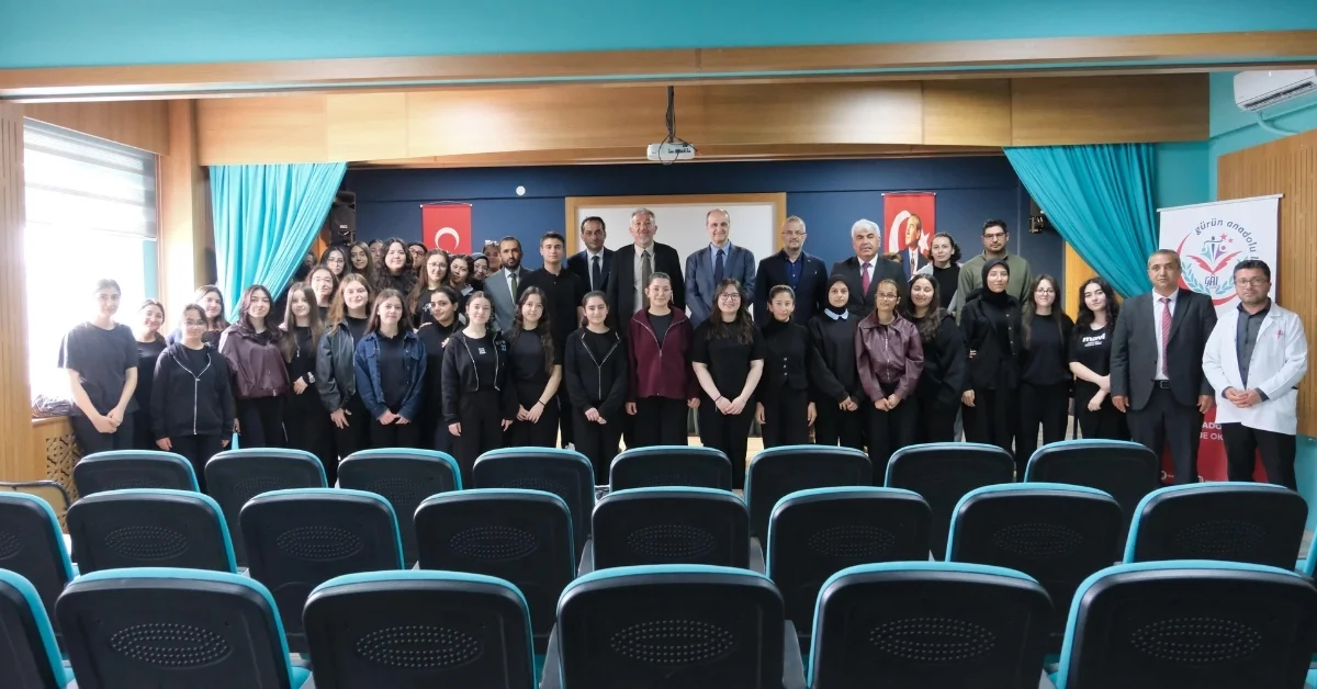 Gürün’de Bilim İnsanları Öğrencilerle Buluştu: İlham Veren Kariyer Yolculukları Paylaşıldı