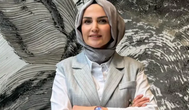 NED Sanat Atölyesi resim sergisinden bir kesit, çocukların yaptığı rengarenk resimler sergileniyor.