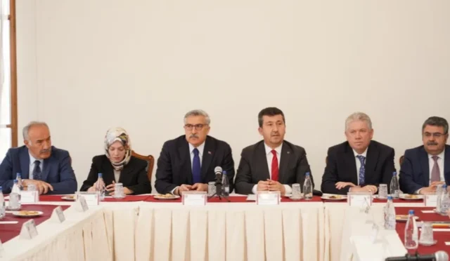 ASBÜ'de düzenlenen dijital şiddet çalıştayında uzmanlar bir araya geldi.