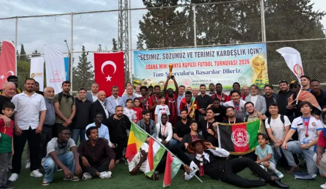 ÇUDER Mini Dünya Kupası final maçı sonrası şampiyon olan Batı Afrika takımının kupasını kaldırması