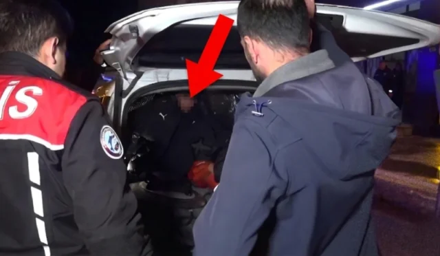 Erzurum'da bir gencin anneannesini bıçaklayıp rehin aldığı olayla ilgili polis ve sağlık ekiplerinin müdahalesi.