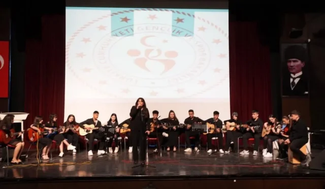 Kars'ta 19 Mayıs Gençlik ve Spor Bayramı kapsamında düzenlenen konserde sahne alan genç yetenekler
