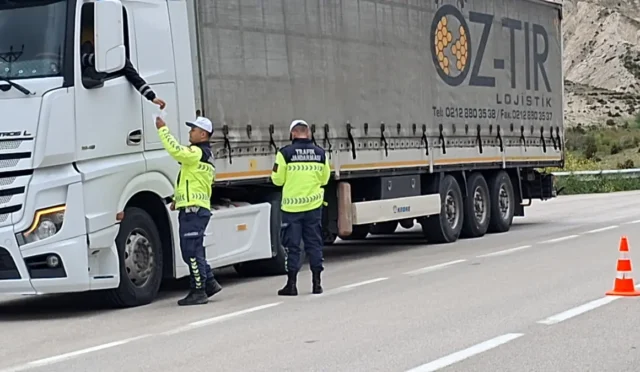 Jandarma ekiplerinin Kurban Bayramı öncesinde yollarda trafik denetimi yaparken çekilmiş bir fotoğrafı