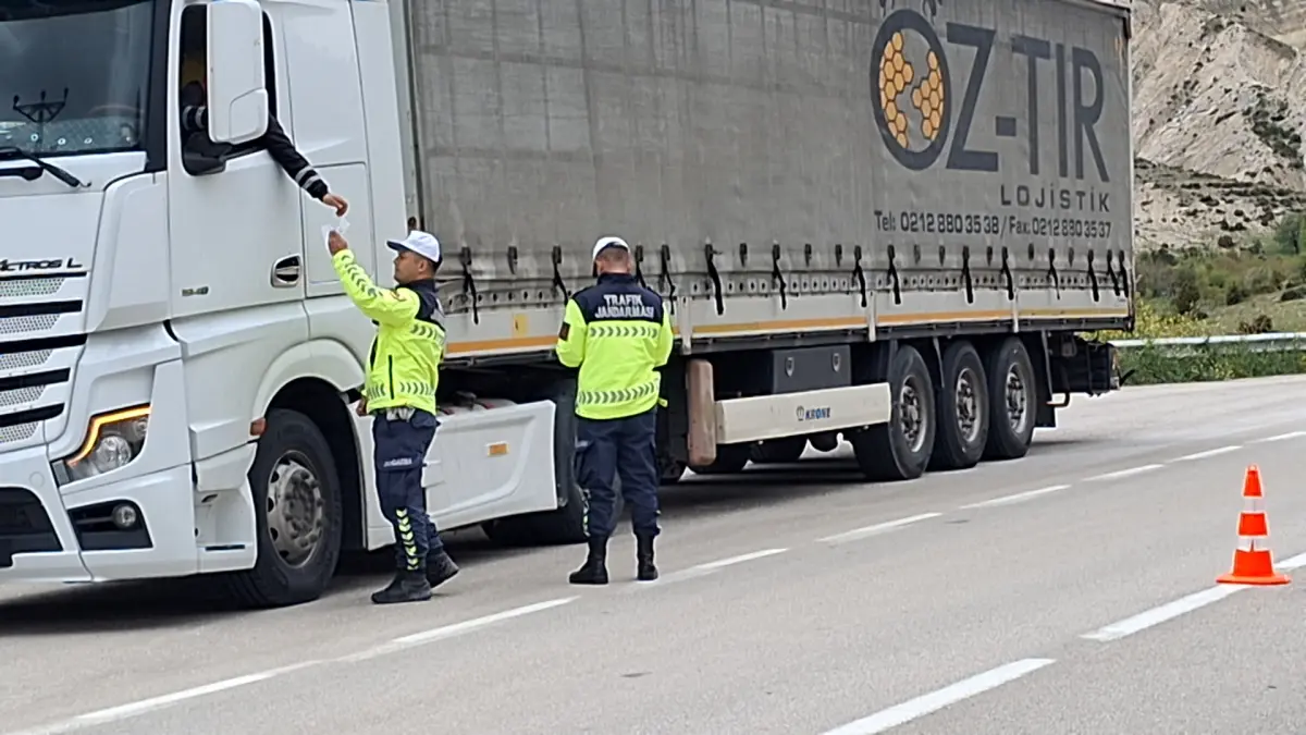 Kurban Bayramı Öncesi Trafik Güvenliği İçin Denetimler Yoğunlaştı: Jandarma Trafikte ve Kırsalda Alarmda