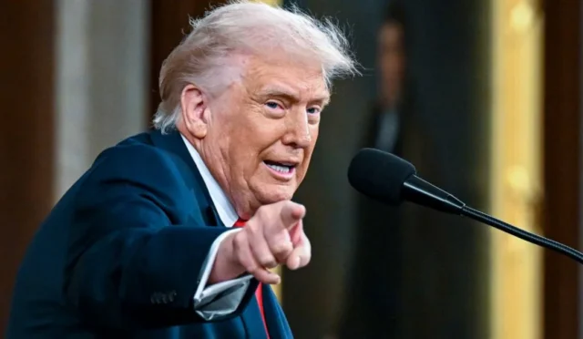 ABD Başkanı Donald Trump, İran'a yönelik askeri saldırının ertelenmesi kararını duyuruyor.
