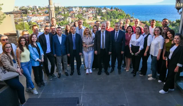 Antalya'da turizm haberciliği eğitimi son oturumunda konuşmacılar ve katılımcılar