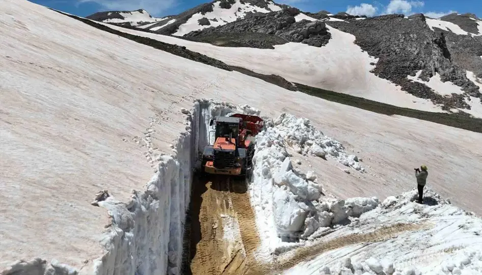 Alanya’da Yaz Geliyor: Toroslar’ın Zirvesinde Karlama Hazırlıkları Başladı