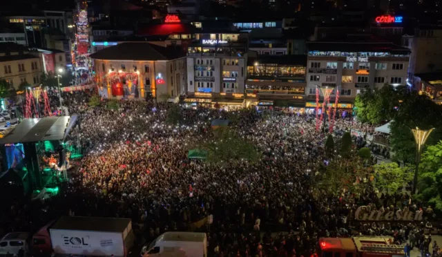 Selda Bağcan Giresun Atatürk Meydanı'nda binlerce kişiye konser verdi