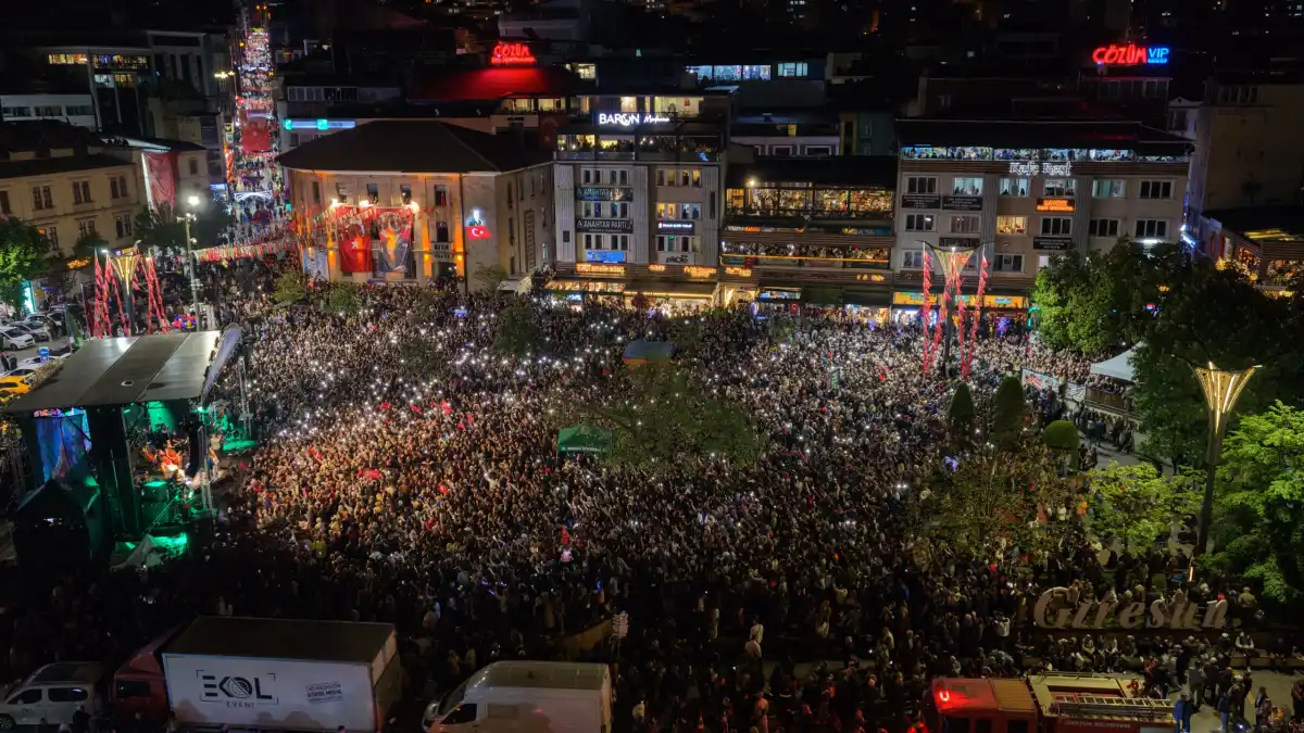 Selda Bağcan Giresun’u Salladı: Atatürk Meydanı Binlerce Hayranıyla Doldu Taştı
