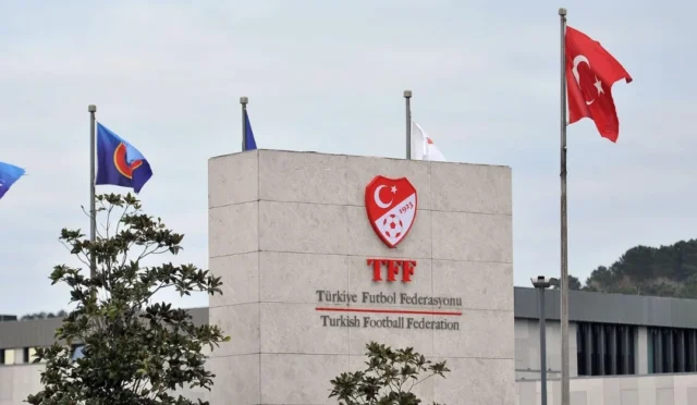 Türkiye Futbol Federasyonu (TFF) logosu ve Süper Lig kupası görseli