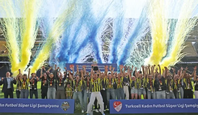 Fenerbahçe kadın futbol takımı oyuncuları şampiyonluk kupasıyla birlikte seviniyor