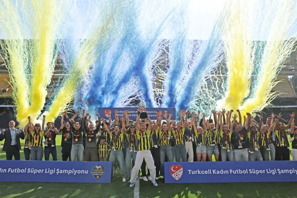 Fenerbahçe Kadın Futbol Takımı Şampiyonluk Kupasını Aldı: Tarihi Anlar Stadyumda Yaşandı