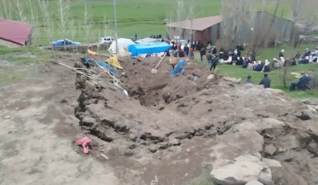 Erzurum'un Tekman ilçesinde çöken ahırın enkazı ve kurtarma çalışmaları
