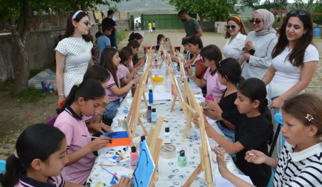 Silopi'de 'Gezici Sanat Atölyesi' projesi kapsamında öğrenciler resim yaparken
