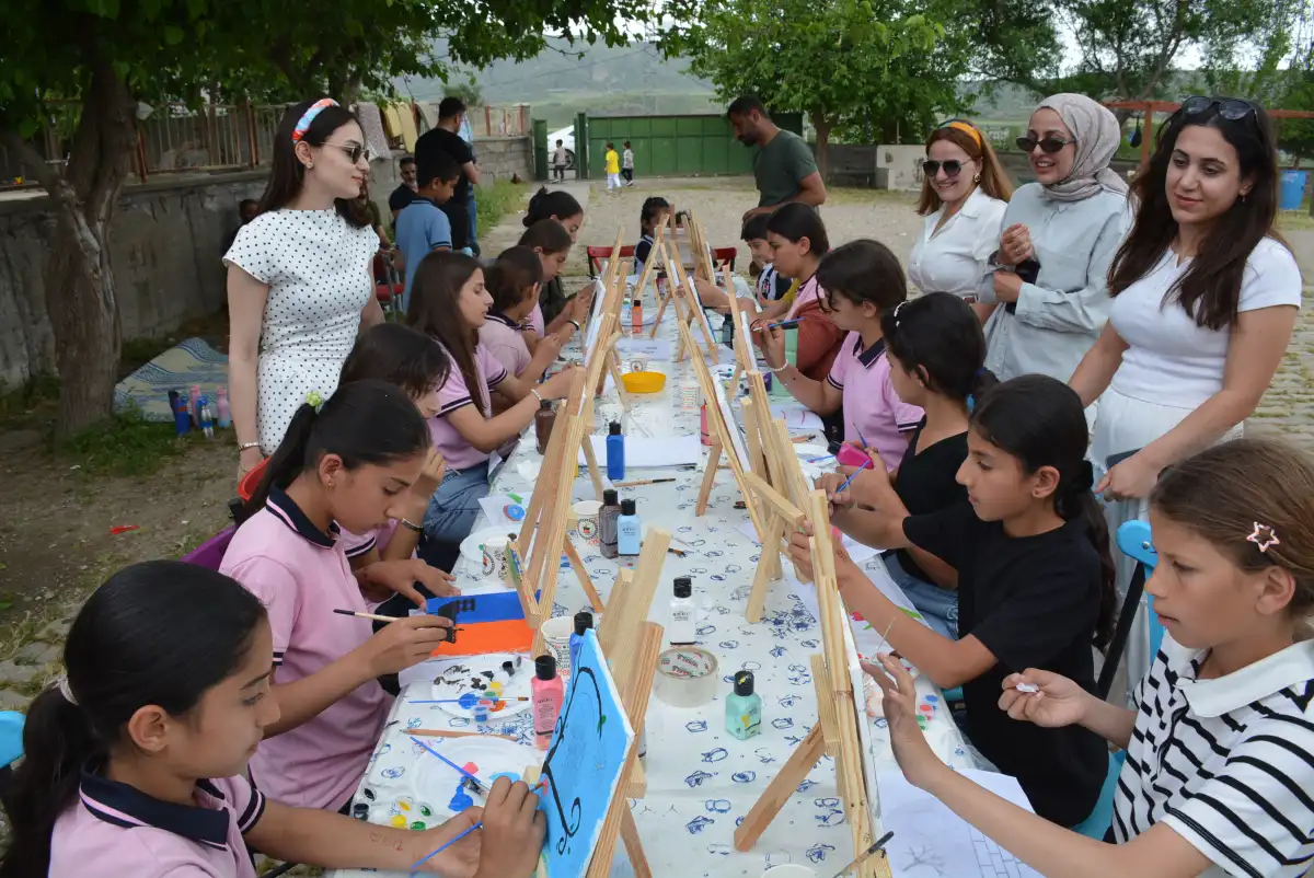 Silopi’de Sanat Rüzgarı: ‘Gezici Sanat Atölyesi’ Çocukların Hayallerini Renklendiriyor