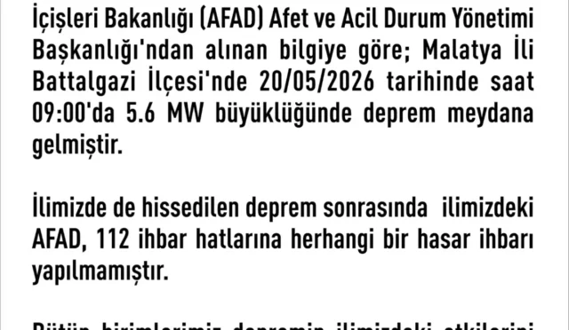 Elazığ Valiliği binası önünde bekleyen insanlar