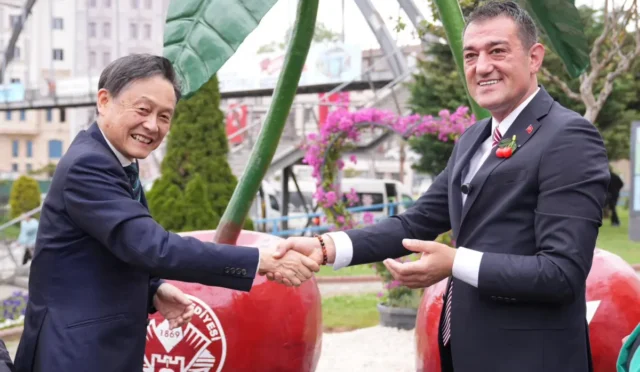 Giresun ve Japonya'nın Sagae şehrini temsil eden dostluk anıtının açılış töreni