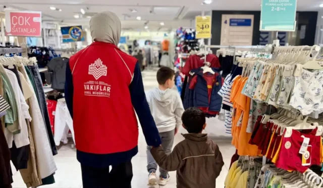 Ankara Vakıflar Bölge Müdürlüğü tarafından ihtiyaç sahibi çocuklara bayramlık hediye kartı dağıtımı