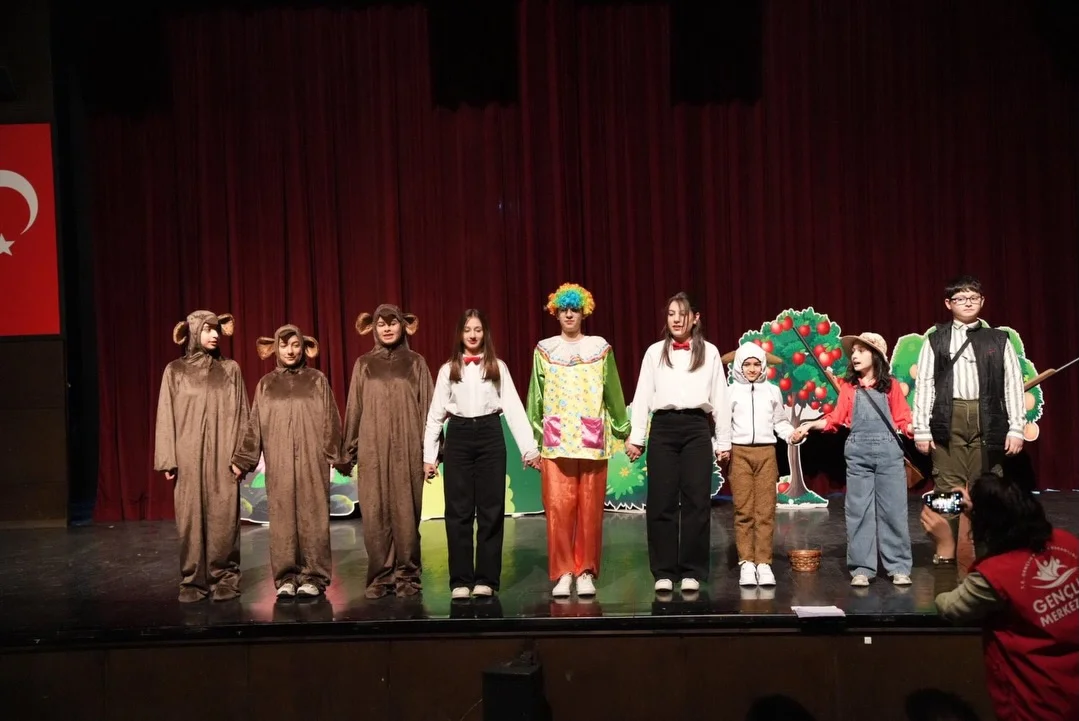 Gençlerin Hayal Dünyasına Yolculuk: “Penguenin Kanatları” Sahnelendi