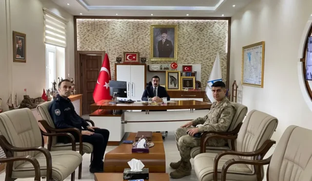 Arpaçay Kaymakamı başkanlığında bayram öncesi güvenlik toplantısı yapıldı, sokak hayvanları ve öğrenci güvenliği ele alındı.